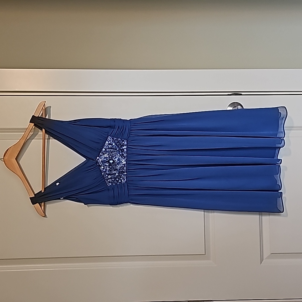 A cocktail dress size 4, Maggy London, baby blue